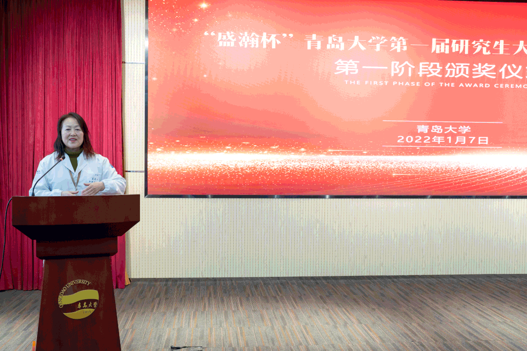 王宗花教授致辭并與嘉賓一同為獲獎(jiǎng)同學(xué)頒獎(jiǎng) 王宗花教授致辭并與嘉賓一同為獲獎(jiǎng)同學(xué)頒獎(jiǎng)